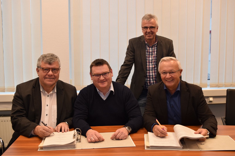 Von links: 1. Kreisbeigeordneter Michael Mahlert, SWN Geschftsfhrer Stefan Herschbach, Manfred Rasbach (Kreisverwaltung Neuwied), Landrat Achim Hallerbach. Foto: Privat