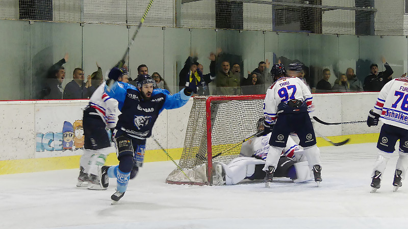 Euphorischer Saisonstart fr den EHC: Die Neuwieder feiern den Sieg ber die Hammer Eisbren. Fotos: Josef Dehenn 

