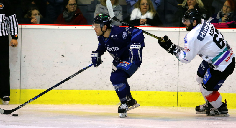 Stephan Frhlich (links) und Julian Airich waren schon beim bislang letzten Vergleich zwischen Neuwied und Essen in der Oberliga-Saison 2015/16 dabei und werden sich am Freitagabend wieder auf dem Eis begegnen. Foto: EHC