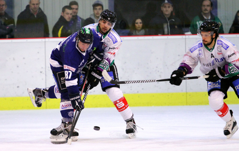 Schahab Aminikia (blaues Trikot, hier in der Oberliga-Saison 2014/15 in Diensten des EHC gegen Essen) kommt vom Neusser EV Nach Neuwied. Foto: EHC Neuwied
