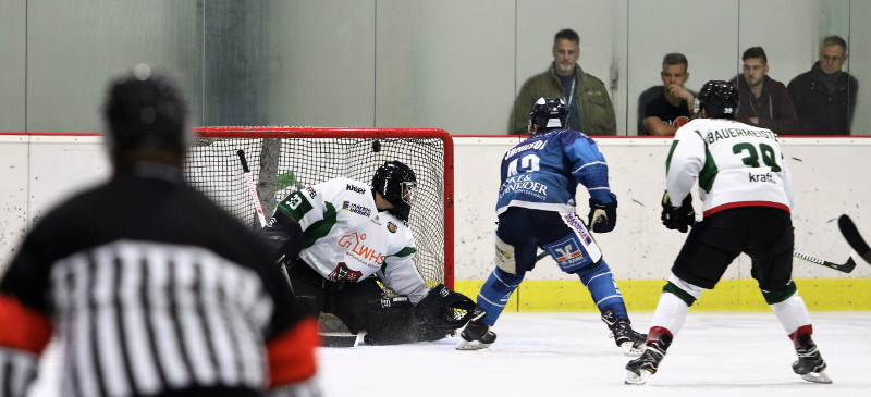 Da hat der Ex-Neuwieder Lukas Schaffrath im Herne-Tor keine Abwehrchance. Michael Jamieson setzt den Puck zur 2:1-Fhrung der Bren unter die Latte. Foto: EHC
