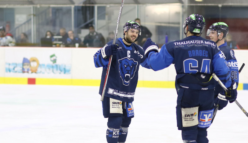 Drei Tore und zwei Assists: EHC-Kapitn Stephan Frhlich (links) konnte am Freitagabend bers ganze Gesicht strahlen. Foto: EHC

