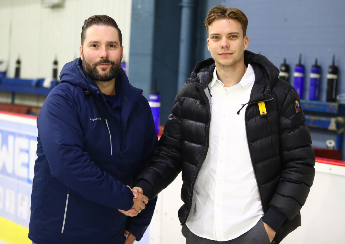 EHC-Manager Carsten Billigmann (links) und Alexander Spister wurden sich schnell einig. Der 25-jhrige Angreifer strmt ab Anfang Oktober fr Neuwied. (Foto: Verein)