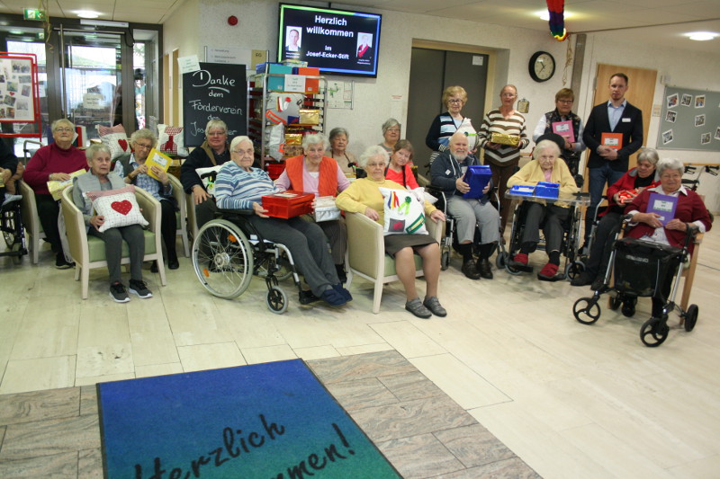 Die Bewohner des Josef-Ecker-Stiftes freuen sich ber die individuellen Beschftigungsmaterialien, die sie vom Frderverein als Geschenk erhalten haben. Foto: Privat
