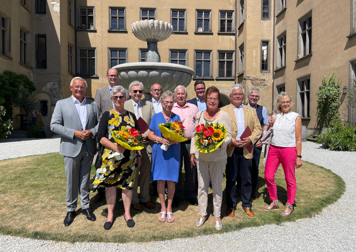 Ewald Schneider (mittlere Reihe von links), Johann Wallner und Bernd Franzmann sind die neuen Trger der Landes-Ehrennadel. Landrat Achim Hallerbach (links) steckte sie ihnen an. (Foto; KV Neuwied)