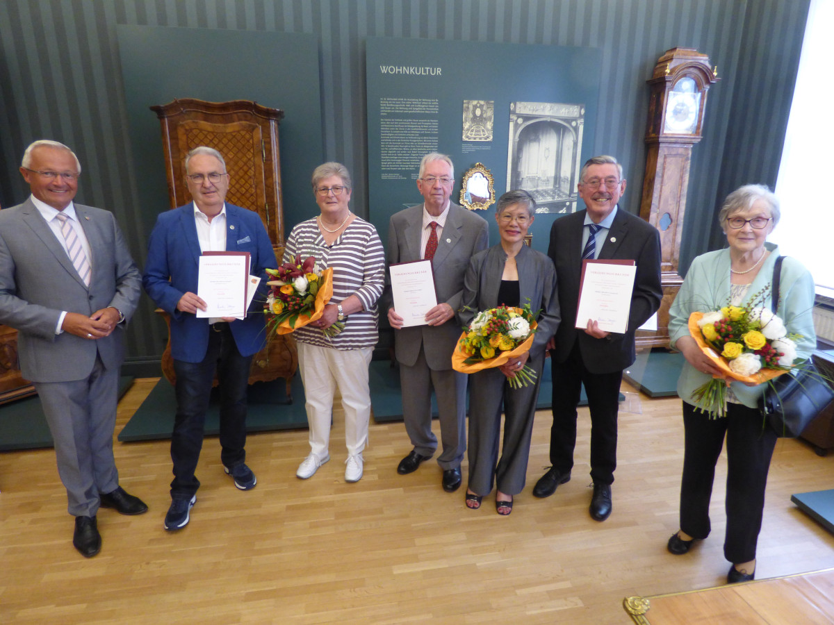 Heinz Effert (2.v.l.), Erich Walther (4.v.l.) und Helmut Nalbach (2.v.r.) konnten gemeinsam mit ihren Gattinnen die Ehrennadel des Landes von Landrat Achim Hallerbach (links) entgegennehmen. (Foto: Angela Gbler)