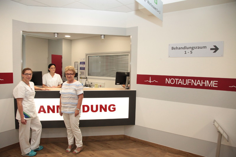 Krankenhausoberin Therese Schneider (rechts) und Kerstin Grimm, die Leiterin der Zentralen Notaufnahme, am neuen Anmeldeschalter der ZNA. Foto: Privat