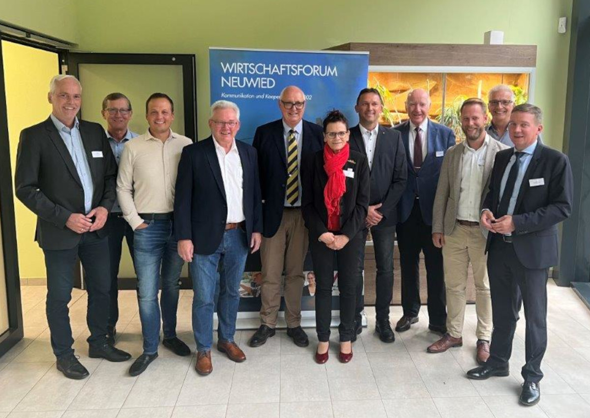 Von links: Frank Wolsfeld (WiFo), Lothar Melms (WiFo), Cornelius Kirsche (WiFo), Hans-Dieter Neuer (Zoo Neuwied) Hans-Jrg Assenmacher (Initiative Koblenz-Mittelrhein), Marion Blettenberg (WiFo), Thomas Velten (Flohr AG), Dr. Heribert Wiedenhues (Referent), Philipp Engel (Flohr AG), Michael Gassen (WiFo) und Christoph Pinkemeyer (WiFo) ziehen eine positive Resonanz des 2. Energie-Gipfels. (Foto: Bernd Michael Meier)