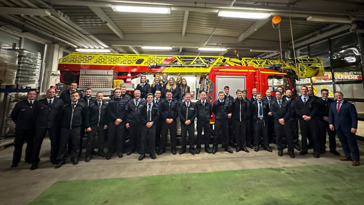 Oberbrgermeister Jan Einig (rechts) verpflichtete 30 ehrenamtliche Feuerwehrleute. Feuerwehrleiter Kai Jost (zweiter von links) und die Spitzen der acht Neuwieder Lschzge freuen sich ber die Untersttzung. (Foto: Stadt Neuwied)