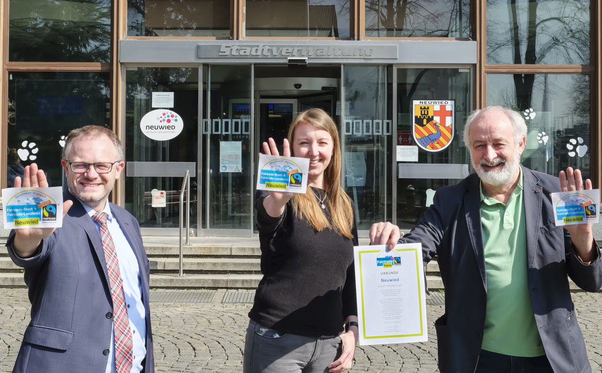 Oberbrgermeister Jan Einig, Alena Linke und Wolfgang Rahn von Steuerungsgruppe Fairtrade-Stadt sehen die erneute Fairtrade-Zertifizierung von Stadt und Kreis Neuwied als Anreiz, den fairen Handel weiter zu frdern. (Foto: Stadt Neuwied)
