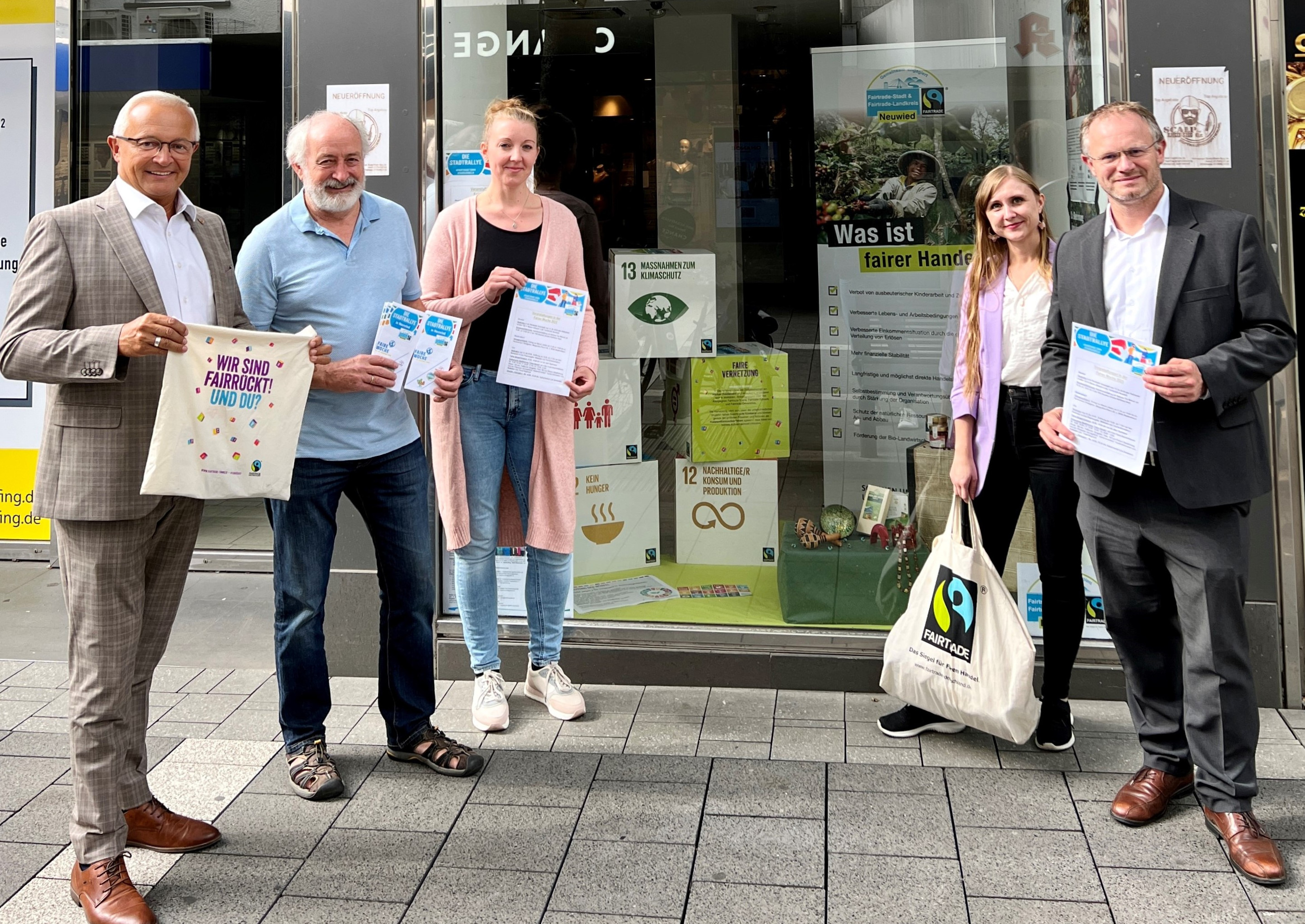 v.l.: Landrat Achim Hallerbach, Wolfgang Rahn und Alena Linke von der Fairtrade-Stadt Steuerungsgruppe, Klimawandelanpassungsmanagerin des Landkreises Angelina Zahn und Oberbrgermeister Jan Einig vor dem Fairtrade Schaufenster in der Neuwieder Innenstadt. (Foto: Martin Boden, Kreisverwaltung Neuwied).