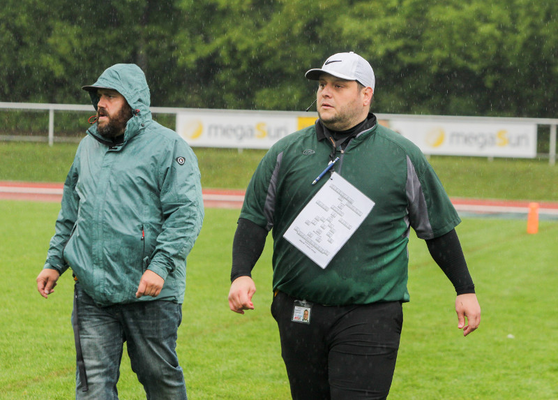 Headcoach Sebastian Haas (rechts) und Offense-Line-Coach Martin Brakonier. Foto fischkoppMedien