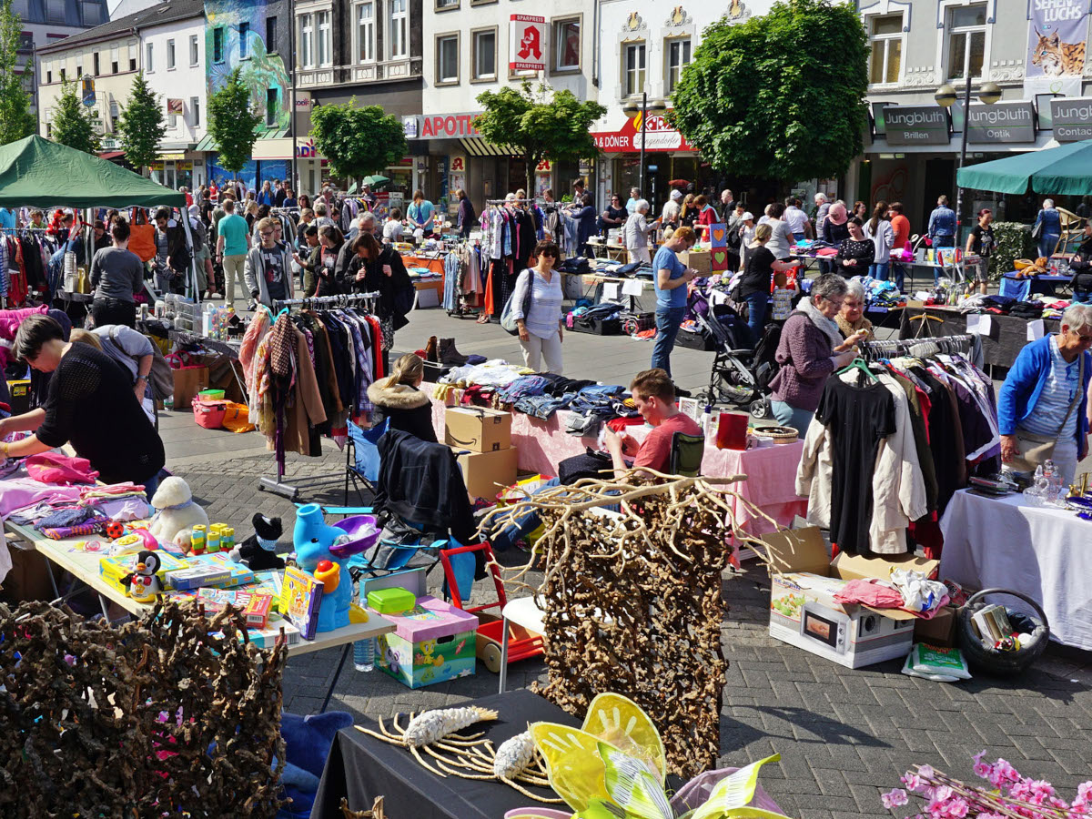 Der Flohmarkt zieht stets viele Schnäppchenjäger nach Neuwied. (Foto: Dehenn)