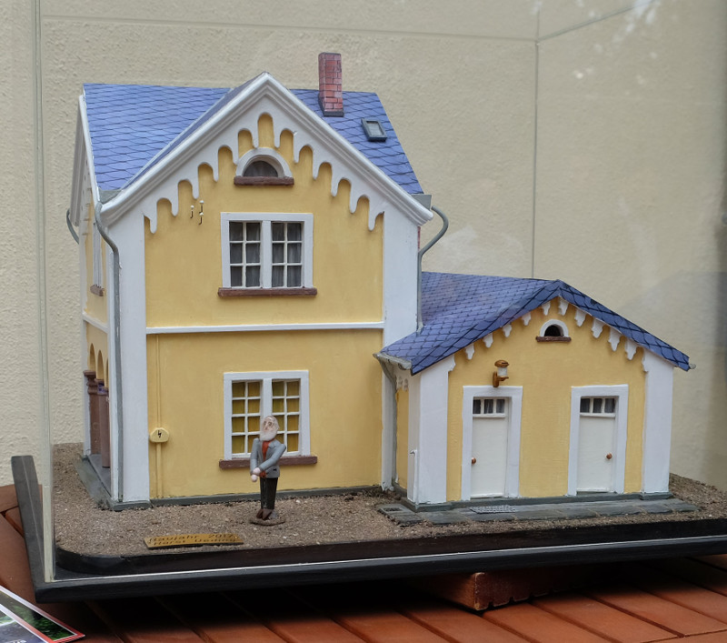 Beim Rundgang wird auch das Modell des Friedhofsgrtnerhuschens zu sehen sein. Foto: Pressebro Neuwied
