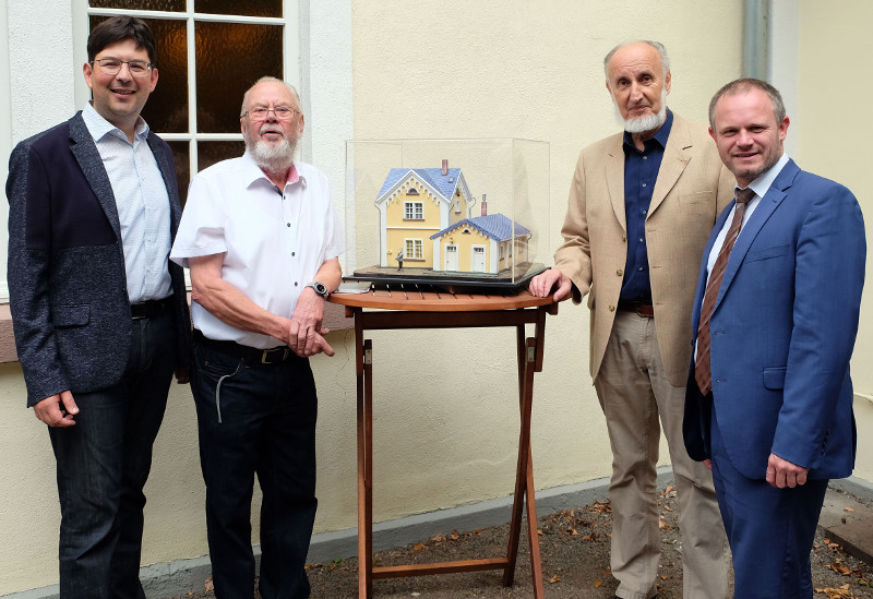 Stellvertretend fr alle Grabpaten bedankten sich Jan Einig und Michael Mang bei Horst Ueding (links) als ehrenamtlichem Hausmeister und Hans-Joachim Feix (rechts). Foto: Pressebro Neuwied