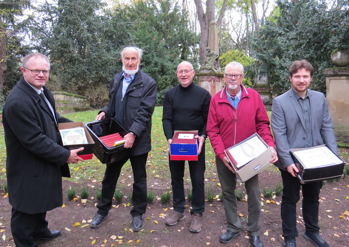 Vom privaten Fundus ins Stadtarchiv: Hans-Joachim Feix (Zweiter von links) berreichte seine Bchersammlung auf dem Alten Friedhof an Stadtarchivar Bernd Breidenbach (rechts). Auch OB Jan Einig (links), K.D. Boden (Mitte) und Horst Ueding (Zweiter von rechts) halfen mit.  (Foto: Stadt Neuwied)