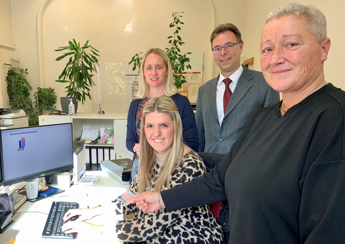 Auch Broleiterin Diana Wonka und der leitende staatliche Beamte der Kreisverwaltung Neuwied Martin Jung und die Mitarbeiterinnen freuen sich ber den Direktversand in Sachen Umtausch oder Verlngerung des Fhrerscheins. (Foto: Thomas Herschbach)