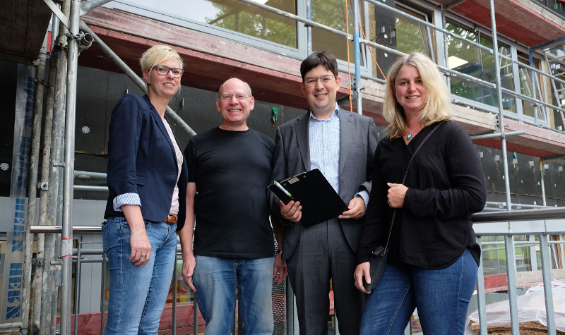 Dass es an der Friedrich-Ebert-Schule in Oberbieber noch viel zu tun gibt, wissen (von links) Architektin Ines Herrmann, Hausmeister Bernd Gast, Brgermeister Michael Mang und Jeanette Herpel vom Immobilienmanagement. Foto: Pressebro Neuwied