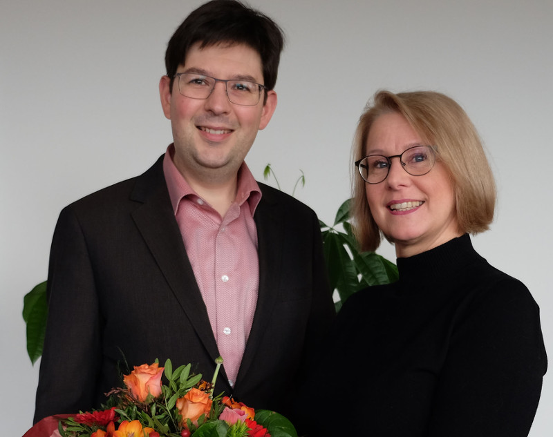 Brgermeister Michael Mang wei, dass die Stadt Neuwied mit Birgit Bayer ber eine engagierte Gleichstellungsbeauftragte verfgt. Foto: Pressebro Neuwied