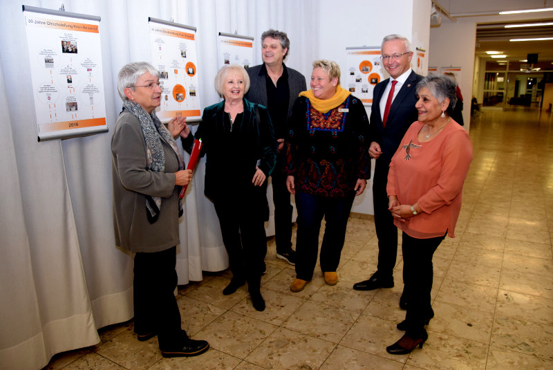 Doris Eyl-Mller (Gleichstellungsbeauftragte des Landkreises),Brigitte Ursula Scherrer (eine der ersten Frauen im Kreistag und Vorkmpferin fr die hauptamtliche Gleichstellungsstelle), Martin Herden (Musiker), Silke Lufer-Hermann (Mitarbeiterin der Pressestelle des Landkreises und verantwortlich fr die grafische Umsetzung der Ausstellung), Landrat Achim Hallerbach und Shama Abbas (Musikerin). Foto: KV Neuwied