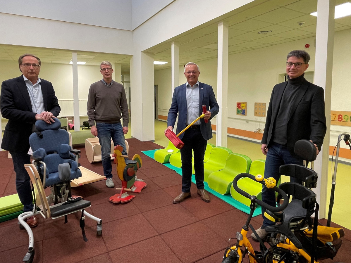 Landrat Achim Hallerbach (2. von rechts) besuchte gemeinsam mit Jugendamtsleiter Jrgen Ulrich (rechts) das Heilpdagogisch-Therapeutische Zentrum (HTZ) und traf Geschftsfhrer Thomas Vo (links) und Chefarzt Dr. Jens Tcke. (Foto: Kreisverwaltung Neuwied)