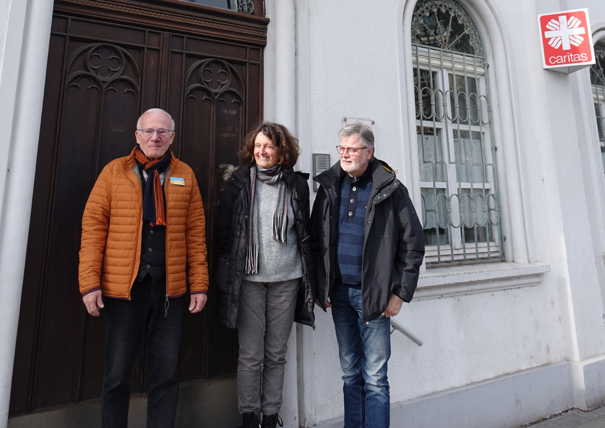 Vor dem Neuwieder Caritas-Gebude prsentierten sich der Sozialverbands-Direktor Eberhard Khler sowie die neue Vorstandsvorsitzende Regine Wagner-Stenzel ein letztes Mal gemeinsam mit Werner Hammes. (Fotos: Jrgen Grab)
