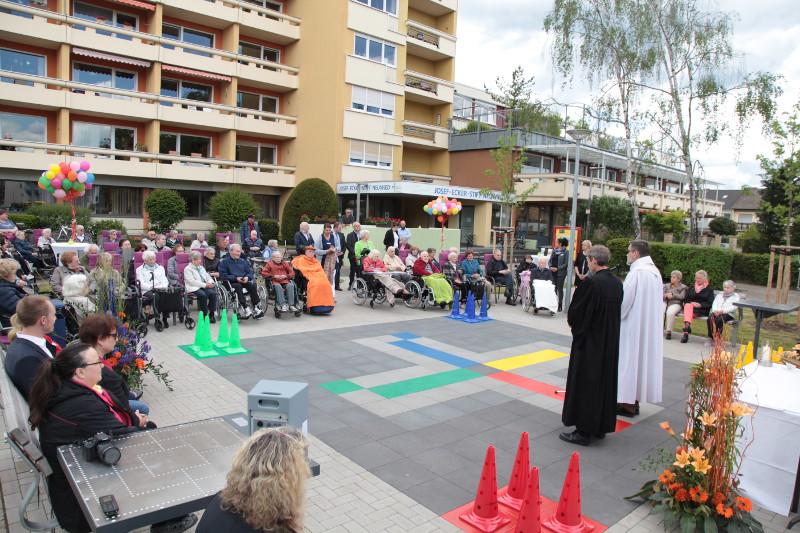 Im Rahmen einer kumenischen Andacht wurde am Freitagnachmittag der Mehrgenerationenplatz vor dem Josef-Ecker-Stift eingesegnet. Foto: Privat
