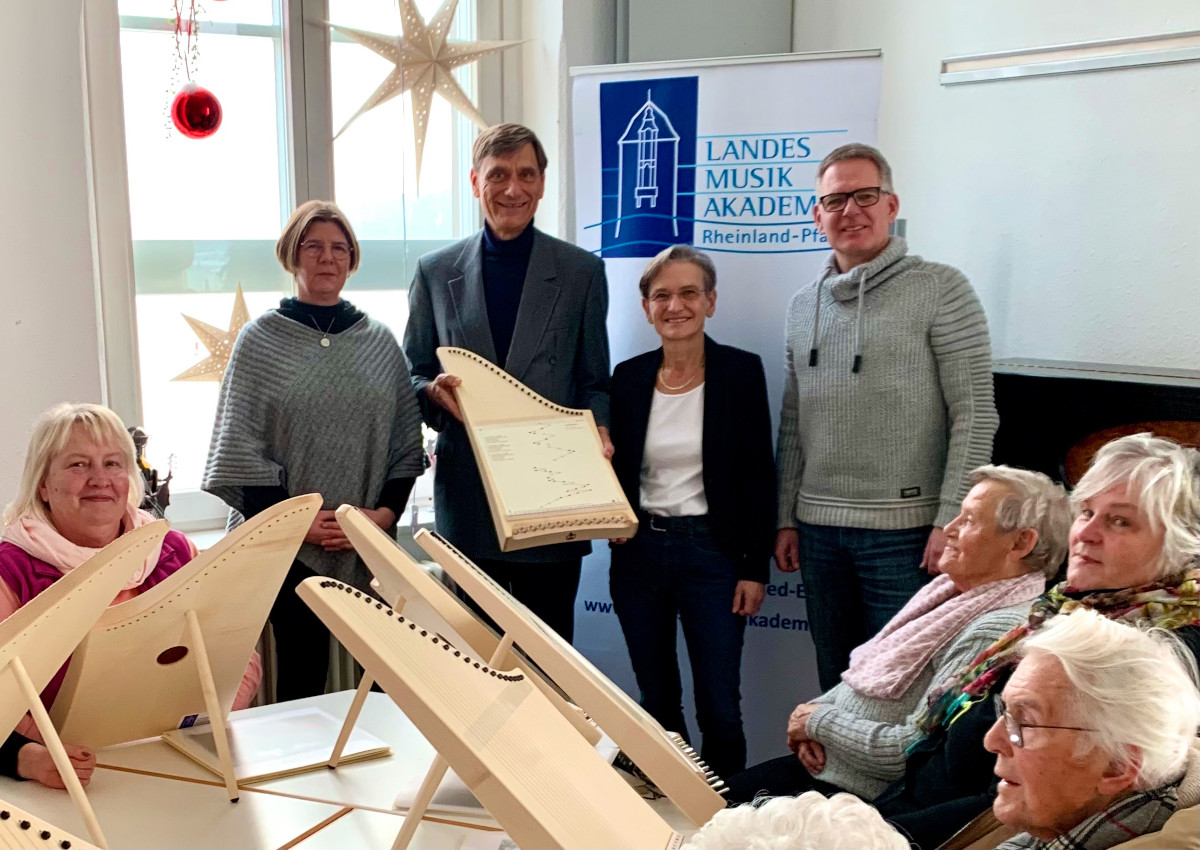 Cordula Simmons und Dr. Johann Christian Meier von der Else Schtz Stiftung spenden 25 Veeh-Harfen an Angelika Hollmann und Rolf Ehlers der Landesmusikakademie Rheinland-Pfalz. (Foto: Heinrich-Haus)