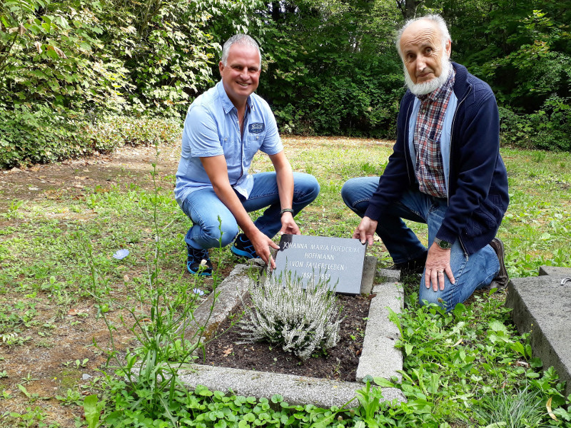 Eine Grabplatte soll an Hoffmann von Fallerslebens kleine Tochter erinnern. Foto: Pressebro Neuwied 