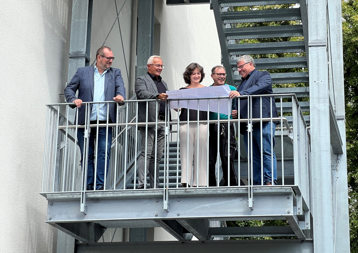 Der Abteilungsleiter des Immobilienmanagements Rdiger David, Landrat Achim Hallerbach, die zustndige Projektleiterin des Immobilienmanagements, Katrin Wei, Hausmeister der IGS, Hans-Jrgen Schmitz und der 1.Kreisbeigeordnete Michael Mahlert bei einer Baubesprechung auf der neuen Fluchttreppe am Haus ROT. (Foto: Martin Boden, Kreisverwaltung Neuwied) 