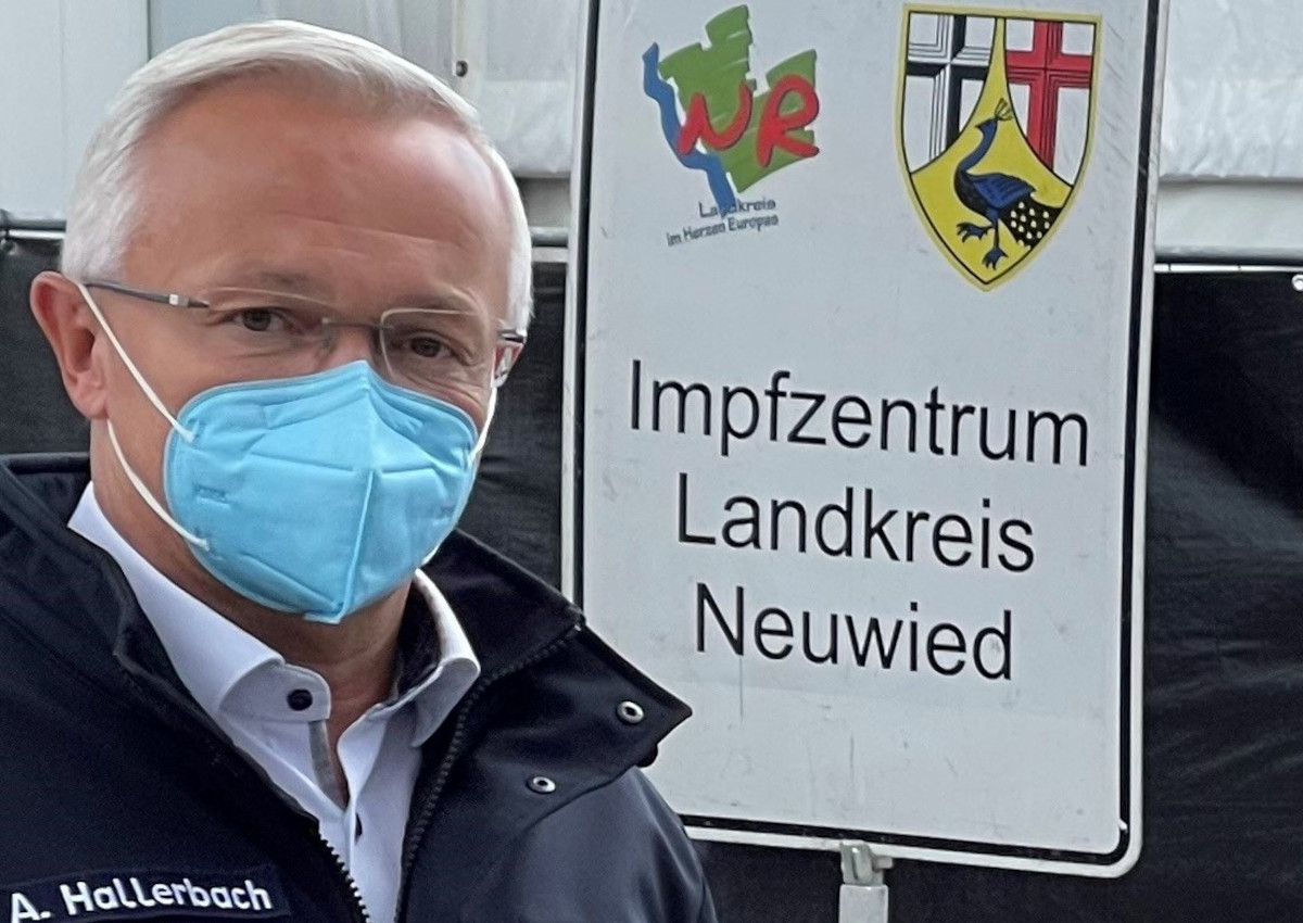 Landrat Achim Hallerbach will mit Blick auf den Herbst vor der Lage sein. Daher plant er bereits jetzt den Aufbau eines neuen Impfzentrums, das im September an den Start gehen soll. (Foto: KV Neuwied)