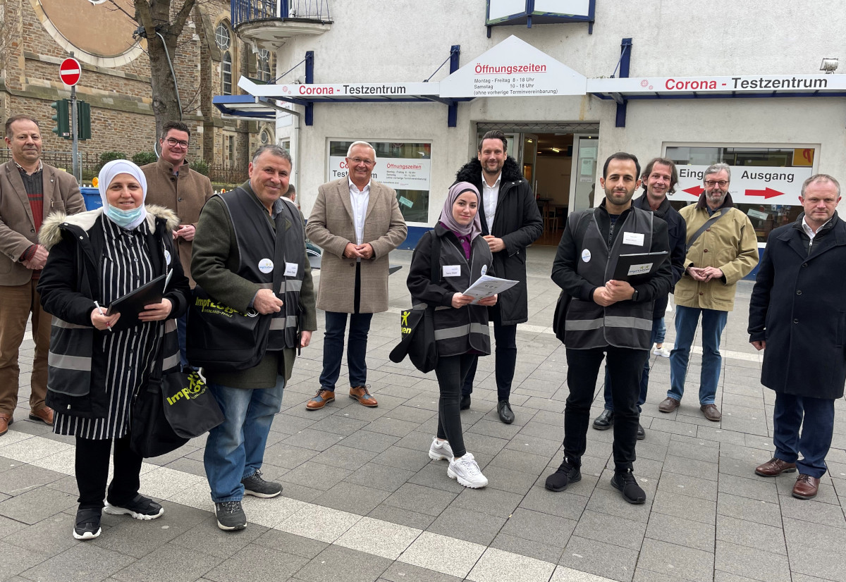 Seit Anfang des Jahres sind in Stadt und Kreis Neuwied Impflotsen unterwegs und sprechen Menschen gezielt an. Jetzt nehmen sie ukrainische Flchtlinge in den Fokus und werden dafr von Dolmetschern begleitet.  (Foto: KV Neuwied)
