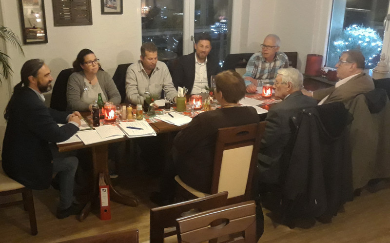 In gemtlicher Runde tagte die Informationstechniker-Innung Rheinland-Pfalz im Restaurant Deichblick in Neuwied. Ganz links am Kopfende ihr Vorsitzender Frank Jonas. Foto: Hans Hartenfels