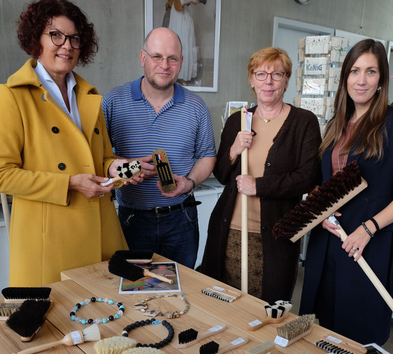 Barbara Schllkopf, Konrektorin an der Landesblindenschule, Jochen Kluge, der Leiter der dortigen Lehrwerkstatt, Amtsleiterin Petra Neuendorf und TI-Leiterin Vanessa Selent (von links) freuen sich ber das neue Angebot. Foto: Pressebro Neuwied
