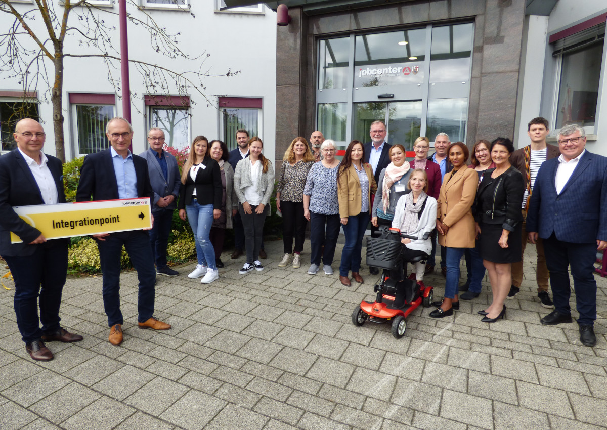 Zum Tag der offenen Tr im Integrationpoint kamen Vertreter aller Akteure im Jobcenter Neuwied zusammen. (Foto: Angela Gbler / Jobcenter Neuwied)