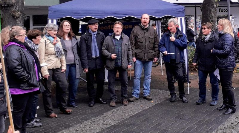 Der Jazz!Chor Neuwied war zu Gast bei Pulse of Europe auf dem Neuwieder Luisenplatz. Foto: Privat