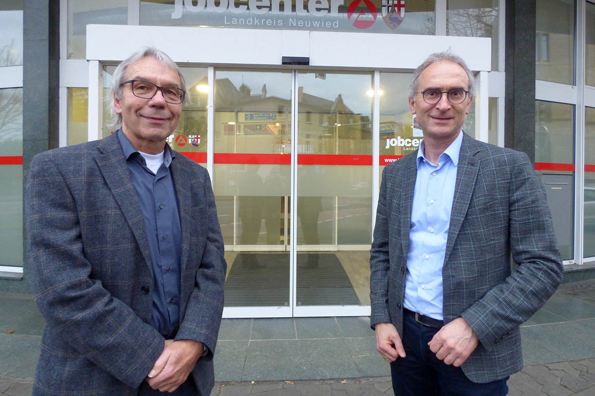 Frank Potthast (links) und Geschftsfhrer Theo Krayer vor der Neuwieder Jobcenter. Foto: Angela Gbler 