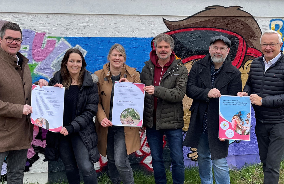 (von links) Brgermeister Peter Jung, Aileen Falkenburg (Kreisjugendamt), Simone Hhner (Kreisjugendpflege), Jrgen Ggel (KiJub), Marc Maier (Kreisjugendpflege) und Landrat Achim Hallerbach.