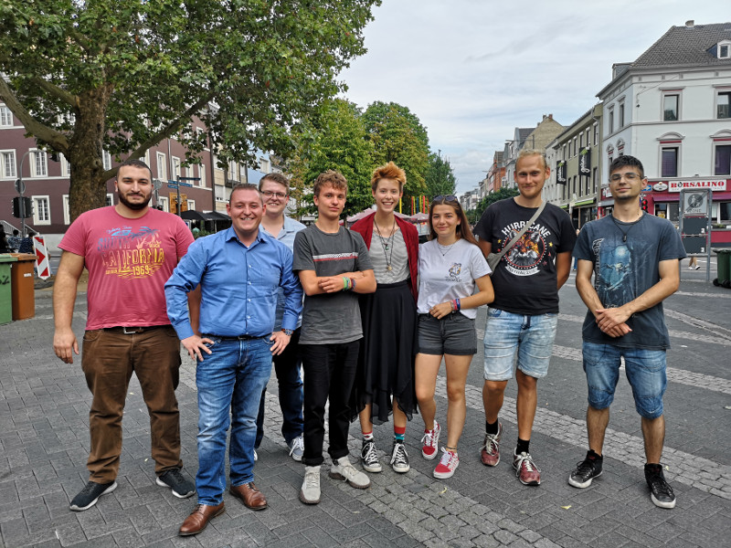 Vertreter des Juso-Stadtverbands Neuwied trafen sich mit der Projektgruppe Sicherer Hafen Neuwied fr einen gemeinsamen Austausch in der City. Foto: Privat