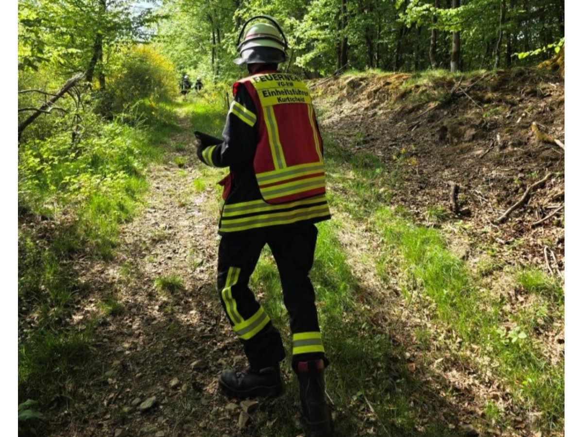 Rettungsaktion im unwegsamen Gelnde: Radler bei Sturz bei Kurtscheid verletzt