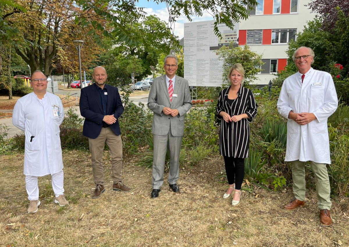 Von links: Dr. Michal Detzner (Stellvertretender rztlicher Direktor, Chefarzt Neurochirurgie), Bernd Lser (Kaufmnnischer Direktor), Udo Langenbacher (Geschftsfhrer DRK Krankenhaus GmbH Rheinland-Pfalz), MdL Lana Horstmann (SPD), Dr. Armin Rieger (Chefarzt Ansthesie und Intensivmedizin). (Foto: DRK Krankenhaus Neuwied)