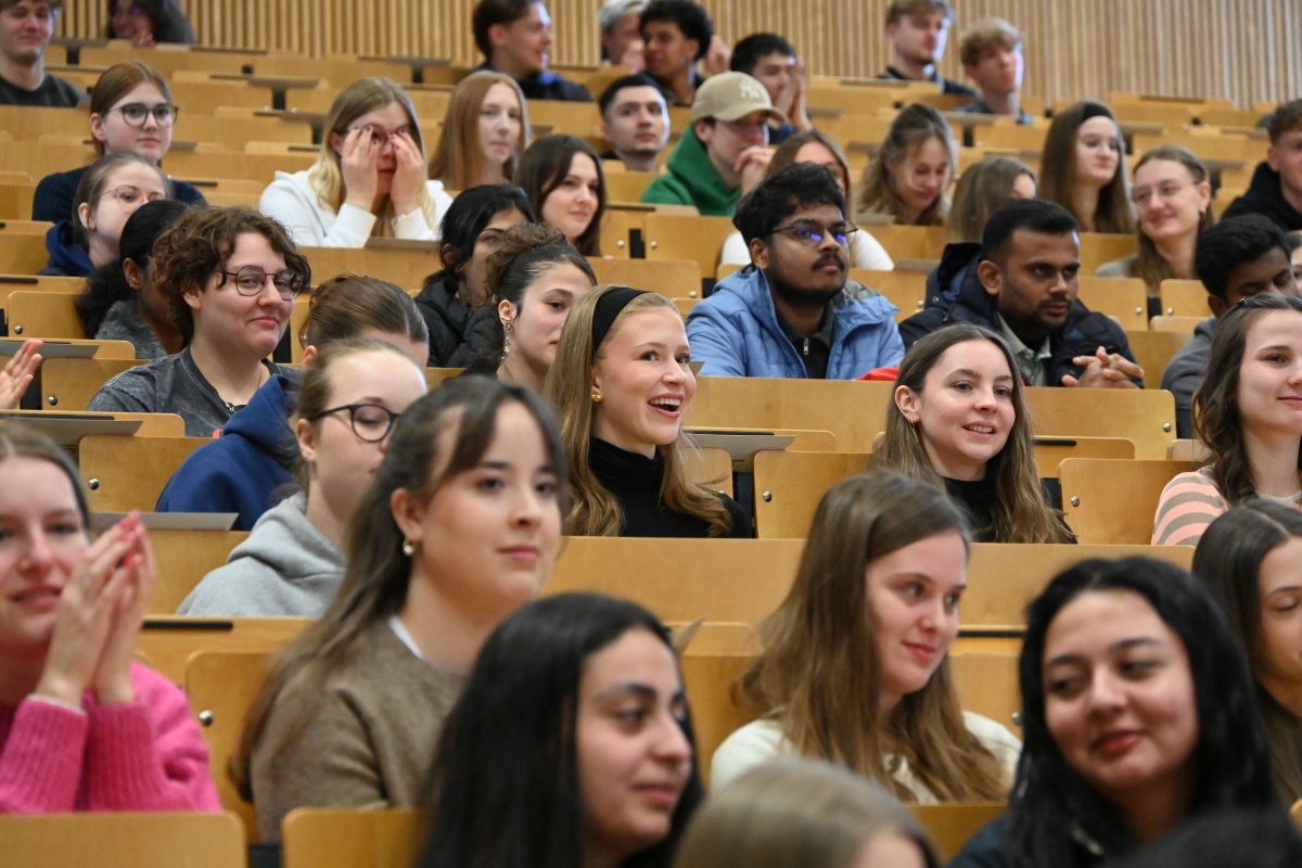 Zahlreiche Informationen bot die Erstsemesterbegr��ung im Auditorium Maximum. (Foto: Universit�t Koblenz/Christoph Asche)