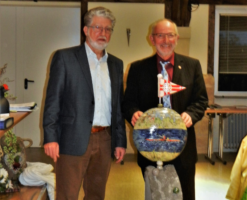 Geschenkbergabe des neuen Prsidenten des Kanuverbandes Rheinland, Edmund Hommen (links) bei der Verabschiedung des scheidenden Prsidenten Michael Weber. Foto: Privat