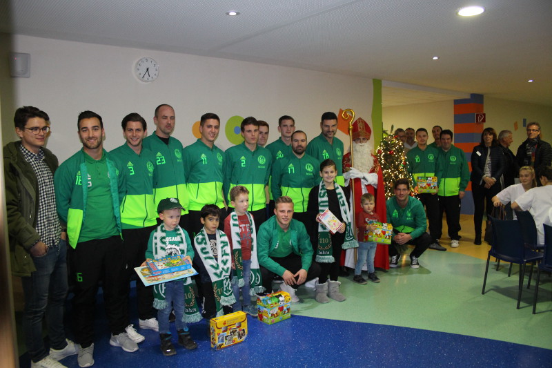 Nikolaus und FV Engers besuchen Kinderklinik