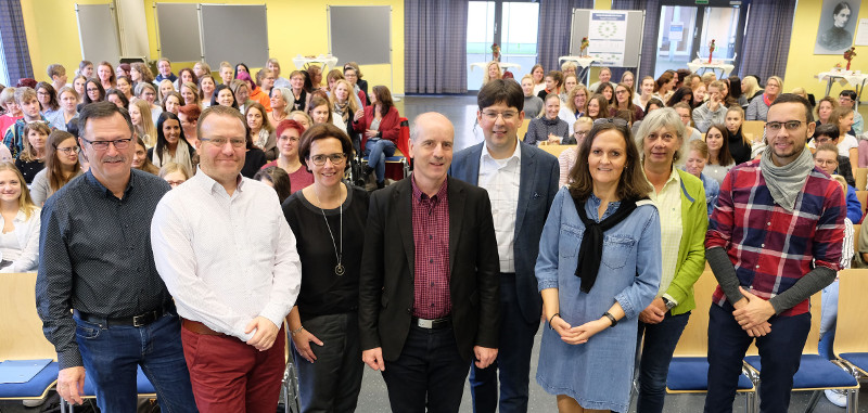 Die Hauptverantwortlichen fr die zweite Fachtagung (von links): Fachbereichsleiter Karl Oster, Abteilungsleiter Bernhard Fuchs, Anke Dierdorf, IBEB-Grnder Prof. Dr. Armin Schneider, Brgermeister Michael Mang, die Fortbildungsexpertin und Einrichtungsleiterin Alexandra Ulrich-Uebel, Sozialpdagogin Sylvia Herzog und Dr. Andy Schieler (IBEB). Foto: Stadt Neuwied