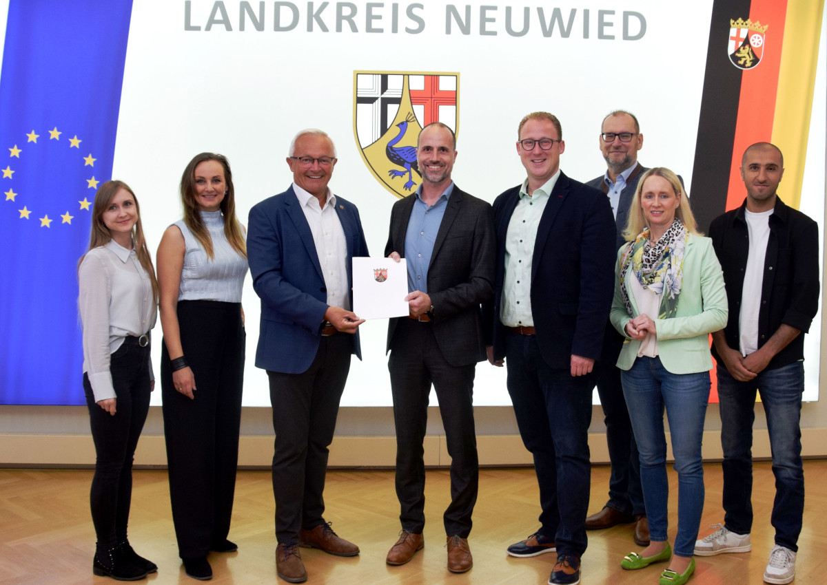 Der rheinland-pflzische Wissenschaftsminister Clemens Hoch berbrachte Landrat Achim Hallerbach jetzt den KIPKI-Frderbescheid. (Foto: Silke Lufer-Hermann / Kreisverwaltung Neuwied)