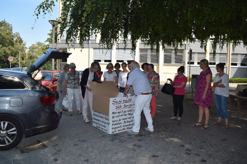 Die Seminarteilnehmerinnen probieren gemeinsam mit Wolfgang Nafroth einige Aktionen auf dem VHS-Parkplatz aus. Foto: KV Neuwied