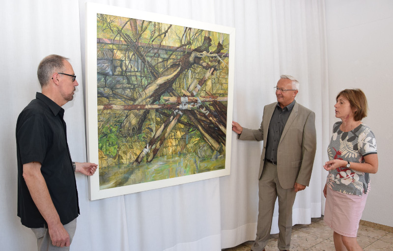 Der Direktor des Roentgen-Museums Neuwied, Bernd Willscheid, Landrat Achim Hallerbach und Rosina Kusche-Knirsch, ebenfalls Roentgen-Museum Neuwied (v.l.n.r.) prsentierten die Kunstwerke. Foto: KV Neuwied