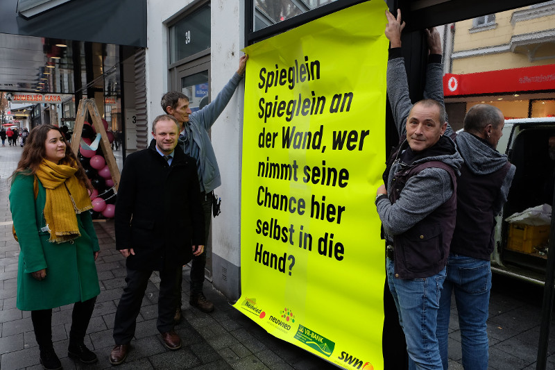 Citymanagerin Julia Wiederstein und Oberbrgermeister Jan Einig berzeugten sich von der ansprechenden Optik, als in der Mittelstrae in der Neuwieder Innenstadt das erste Schaufenster eines Leerstandes dekoriert wurde. Foto: Pressebro Neuwied
