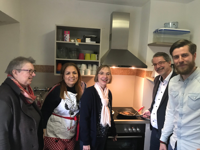 (Ehrenamtliche Helferinnen gemeinsam mit Diakonie-Geschftsfhrerin Renate Schning (Mitte), Sven Lefkowitz und Quartiersmanager Mario Seits (rechts). Foto: Wahlkreisbro Lefkowitz
